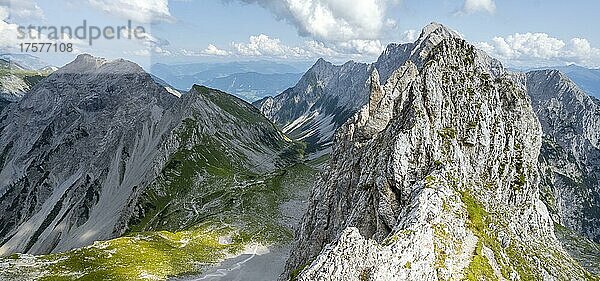 Scharte mit Felskamm  Lamsscharte  Blick auf Lamsenjochhütte und Stallental  hinten Gipfel Hochnissl  Vomper Kette  Karwendelgebirge  Alpenpark Karwendel  Tirol  Österreich  Europa