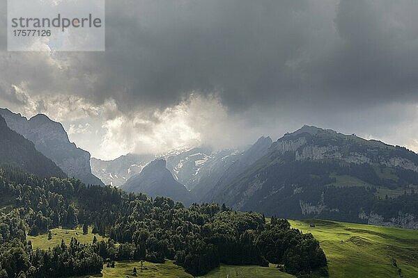 Gewitterstimmung mit Sonnenschein  Alpstein  Appenzell  Alpen  Schweiz  Europa