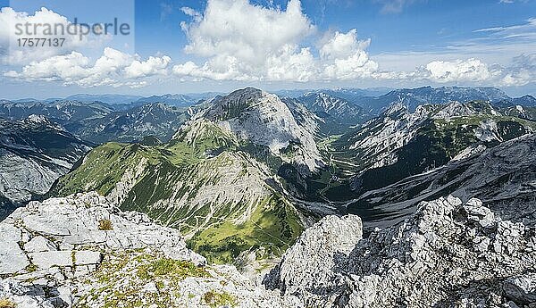 Ausblick vom Gipfel der Lamsenspitze ins Falzthurntal mit Gipfel Sonnjoch  Karwendelgebirge  Alpenpark Karwendel  Tirol  Österreich  Europa