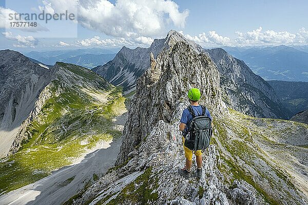 Wanderer an der Lamsscharte  ausgesetzter Felsgrat  hinen Gipfel des Hochnissl  unten Lamsenjochhütte  Vomper Kette  Karwendelgebirge  Alpenpark Karwendel  Tirol  Österreich  Europa