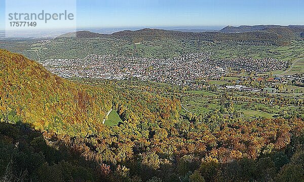 Herbstlaub  Ausblick auf Dettingen-Erms  Albtrauf und Burg Hohenneuffen  Ermstal  Biosphärengebiet Schwäbische Alb  Baden-Württemberg  Deutschland  Europa