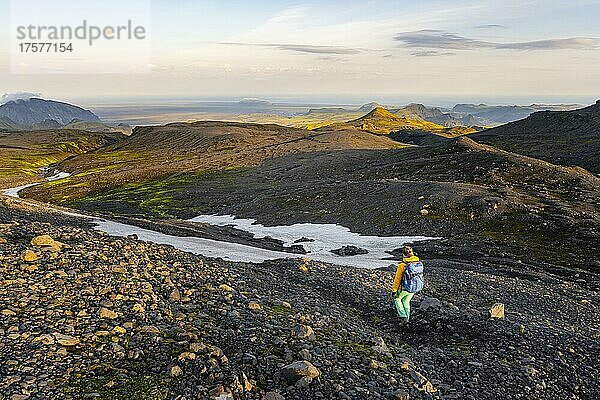 Wanderin geht durch spektakuläre Landschaft  Pakgil  Island  Europa