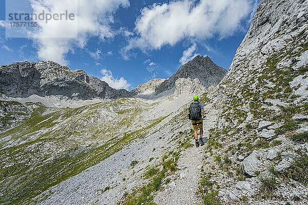 Wanderer auf Wanderweg zur Lamsenspitze  hinten felsige Gipfel der Lamsenspitze und der Mitterkarlspitze  Karwendelgebirge  Alpenpark Karwendel  Tirol  Österreich  Europa