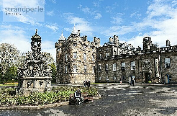 Renaissance  Eingangsbereich mit Brunnen  Residenz der britischen Königin in Schottland  Holyrood Palast  Palace of Holyroodhouse  Royal Mile  Edinburgh  Lothian  Schottland  Großbritannien  UK  Europa