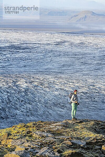 Wanderin blickt über spektakuläre Landschaft  Klippen und Gletscher Myrdalsjökull  Pakgil  Island  Europa