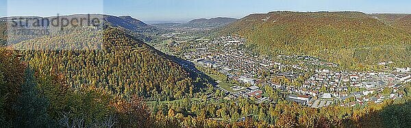 Herbstlicher Wald  Panorama-Ausblick auf Ruine Hohenurach und Albtrauf  Bad Urach  Ermstal  Biosphärengebiet Schwäbische Alb  Baden-Württemberg  Deutschland  Europa