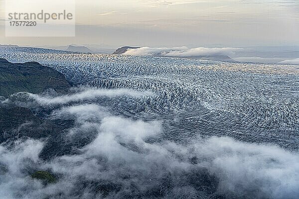 Spektakuläre Landschaft  Nebel über dem Gletscher Myrdalsjökull  Pakgil  Island  Europa