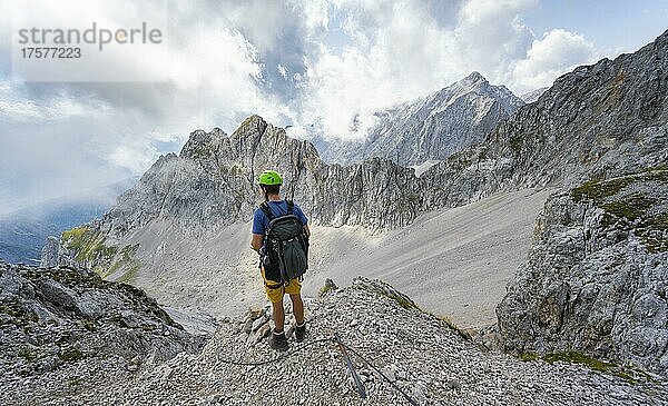 Wanderer im Klettersteig  Wanderweg zur Lamsenspitze  hinten Kar und felsige Berggipfel mit Mitterkarlspitze  Karwendelgebirge  Alpenpark Karwendel  Tirol  Österreich  Europa