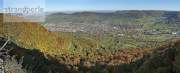 Herbstlaub  Panorama-Ausblick auf Dettingen-Erms  Albtrauf und Burg Hohenneuffen  Ermstal  Biosphärengebiet Schwäbische Alb  Baden-Württemberg  Deutschland  Europa