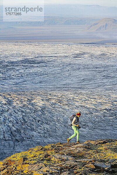Wanderin unterwegs  spektakuläre Landschaft  Gletscher Myrdalsjökull  Pakgil  Island  Europa