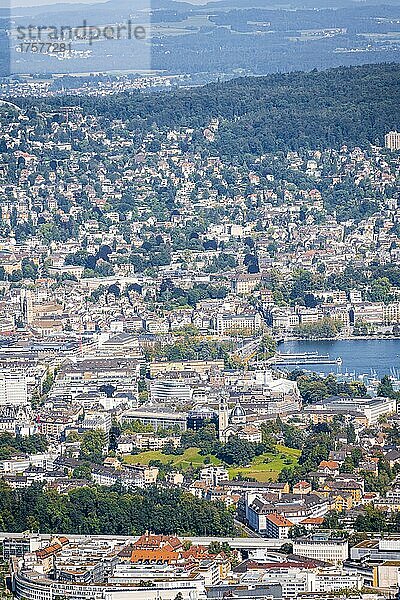 Ausblick vom Uetliberg auf die Stadt Zürich und Zürisee  Zürichsee  Kanton Zürich  Schweiz  Europa
