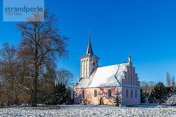 Dorfkirche im Lenné-Park Criewen im Winter  Schwedt an der Oder  Nationalpark Unteres Odertal  Uckermark  Brandenburg  Deutschland  Europa
