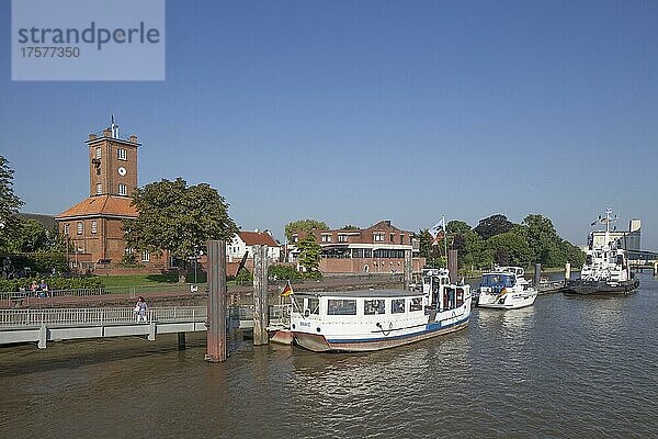 Stadtzentrum mit Schiffsanleger an der Weser  Brake  Landkreis Wesermarsch  Niedersachsen  Deutschland  Europa