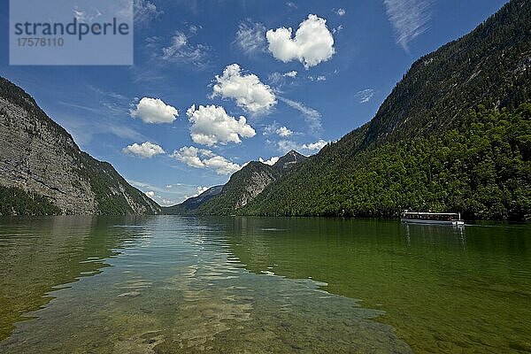 Königssee mit Touristenboot der Bayrischen Seenschifffahrt  Nationalpark Berchtesgaden  Bayern  Deutschland  Europa