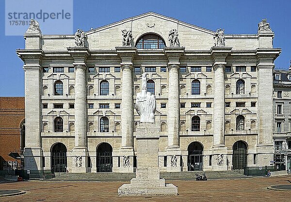 Il Dito  gestreckter Mittelfinger  Marmorhand von Maurizio Cattelan  vor Palazzo Mezzanotte  Piazza Affari  Mailand  Lombardei  Italien  Europa