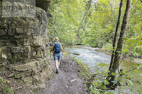 Wanderer an der Wutach  Muschelkalk-Wand in der Wutachschlucht  Südschwarzwald  Baden-Württemberg  Deutschland  Europa