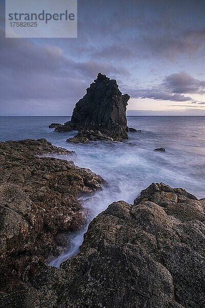 Abendstimmung an der Küste  Ilhéu de Santa Catarina  Lavafelsen im Meer  Madeira  Portugal  Europa