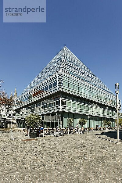 Stadtbibliothek  Glaspyramide  Gebäude  moderne Architektur  Tische  Stühle  Menschen  Ulm  Baden-Württemberg  Deutschland  Europa