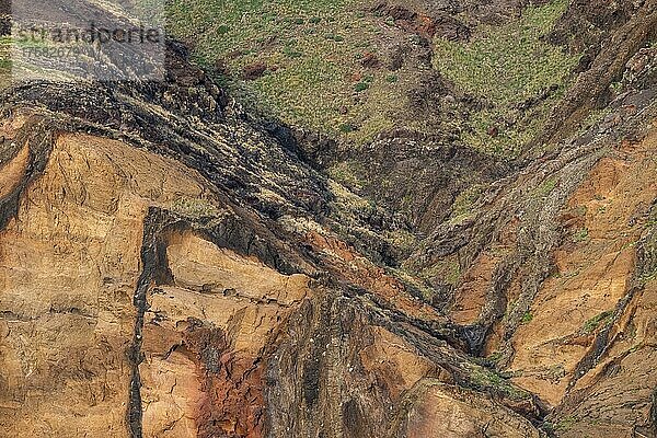Vulkanische Halbinsel São Lourenço  Detailaufnahme  bunte Felsen  Felsküste  Steilküste  Ponta de San Lorenzo  Madeira  Portugal  Europa
