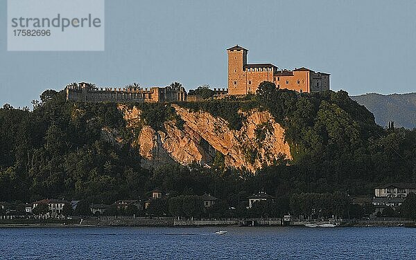 Burg von Angera oder Rocca Borromeo di Angera  im Abendlicht  Angera  Lombardei  Italien  Europa