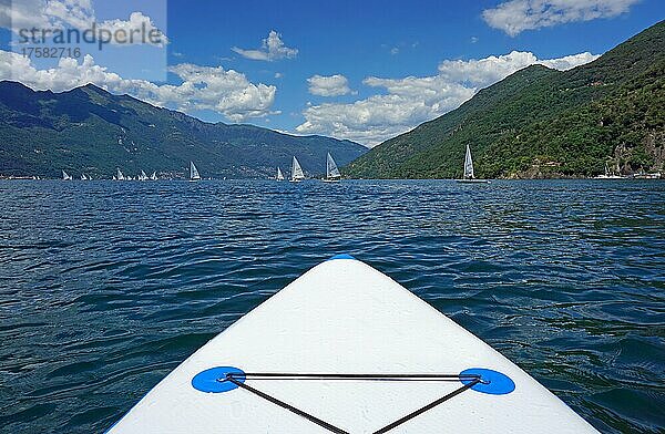 Ausblick vom Standup Paddel Brett auf Segelboote und Berge am Lago Maggiore  Maccagno  Lombardei  Italien  Europa