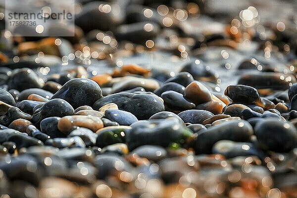 Von der Sonne beleuchtete glänzende Kieselsteine am Strand  funkelnde Lichter  Bokeh  stilisierte Ölmalerei  Insel Düne  Helgoland  Schleswig-Holstein  Deutschland  Europa