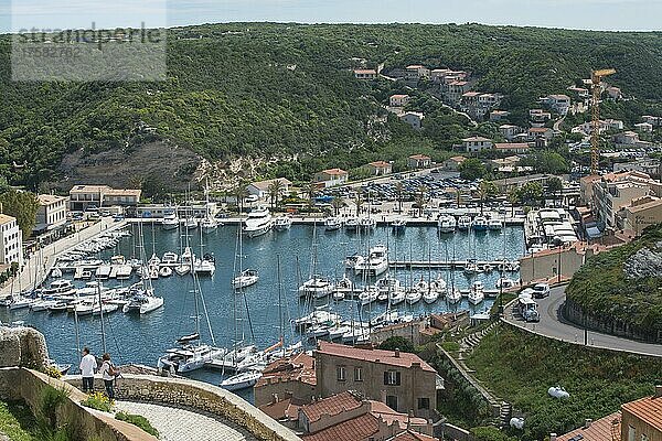 Hafen von Bonifacio von der Zitadelle aus gesehen  Korsika  Frankreich  Europa