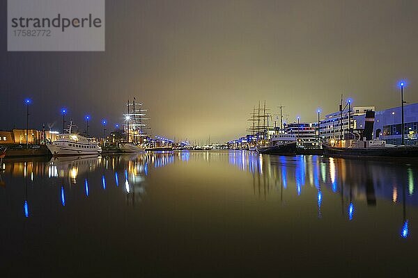 Traditionsschiffe im neuen Hafen  Havenwelten  Nachtaufnahme  Spiegelung im Wasser  Bremerhaven  Bremen  Deutschland  Europa