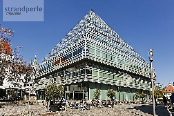 Stadtbibliothek  Glaspyramide  Gebäude  moderne Architektur  Tische  Stühle  Menschen  Ulm  Baden-Württemberg  Deutschland  Europa