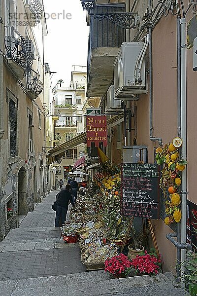 Gasse mit Geschäft in Taormina  Sizilien  Italien  Europa