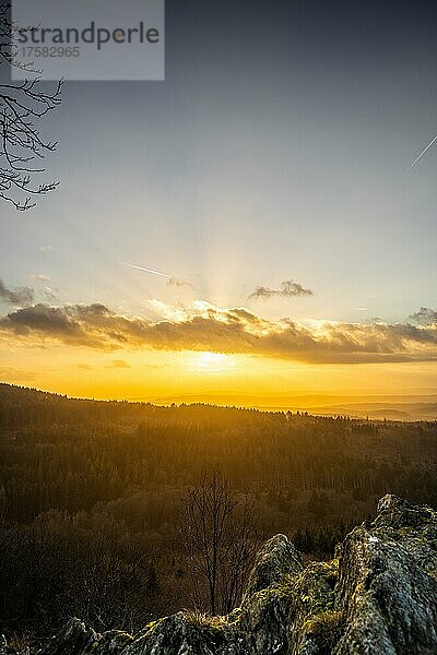 Ein Dramatischer Sonnenuntergang am Abend mit Wolken über einem Tal im Wald  Landschaftsaufnahme von einem Felsen mit Blick zum Horizont  Zacken  Taunus  Hessen  Deutschland  Europa