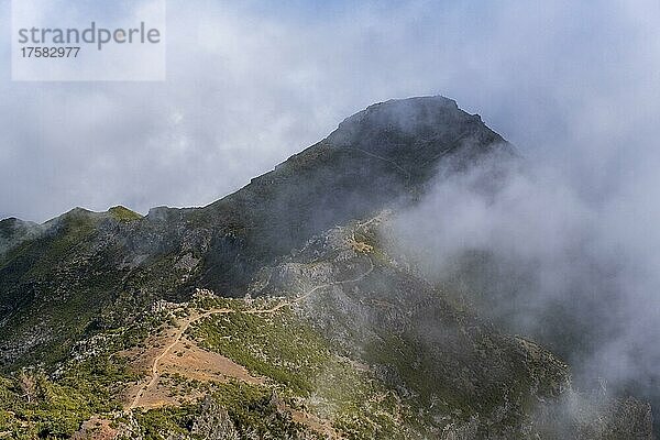 Nebel in Schlucht  Ausblick vom Gipfel Pico Ruivo  Madeira  Portugal  Europa