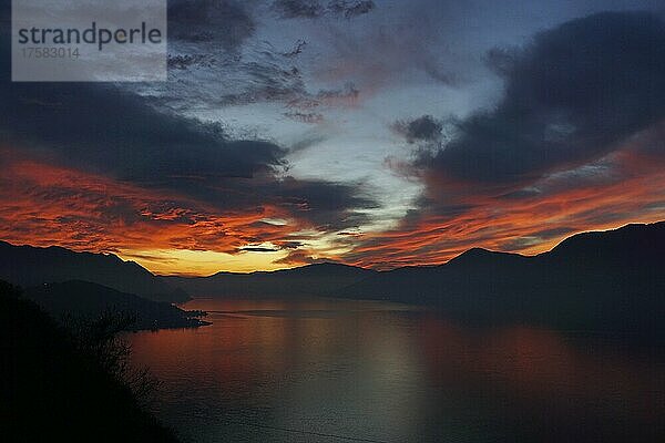 Abendrot  Wolken am Abendhimmel  Sonnenuntergang am Lago Maggiore  Luino  Lombardei  Italien  Europa