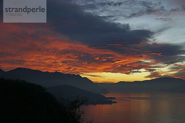 Glühend rote Wolken am Abendhimmel  Sonnenuntergang am Lago Maggiore  Luino  Lombardei  Italien  Europa