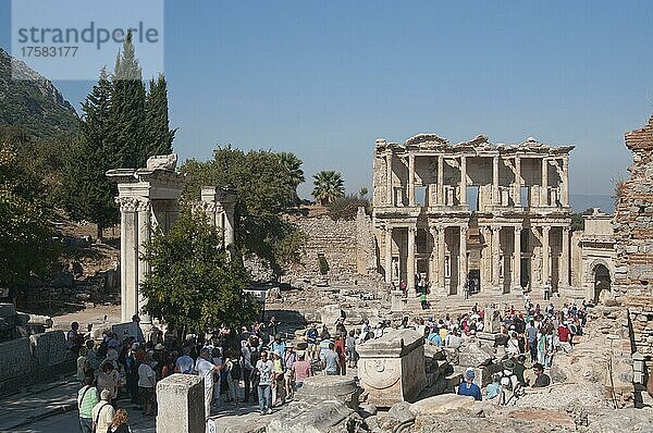 Ruinen von Ephesos  antike Ausgrabungsstätte  Celsus Bibliothek  Türkei  Asien