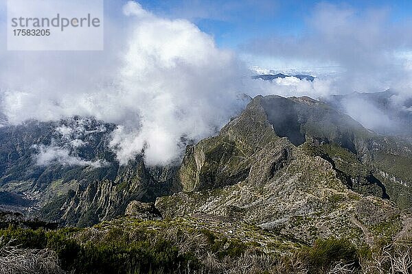 Ausblick und Wanderweg zum Gipfels des Pico Ruivo  Madeira  Portugal  Europa