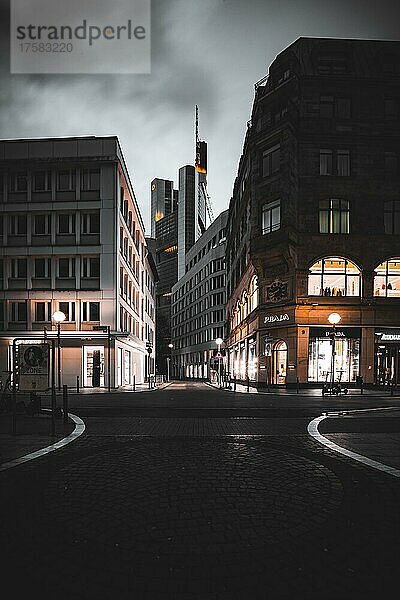 Urbanes leben  abend in den Straßen die zur Skyline führen. Sonnenuntergang am Abend  Frankfurt  Hessen  Deutschland  Europa