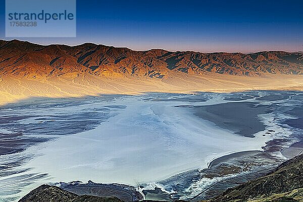 Blick von Dantes View  bei Sonnenaufgang  über Badwater Basin  Death Valley Nationalpark  Kalifornien  USA  Nordamerika