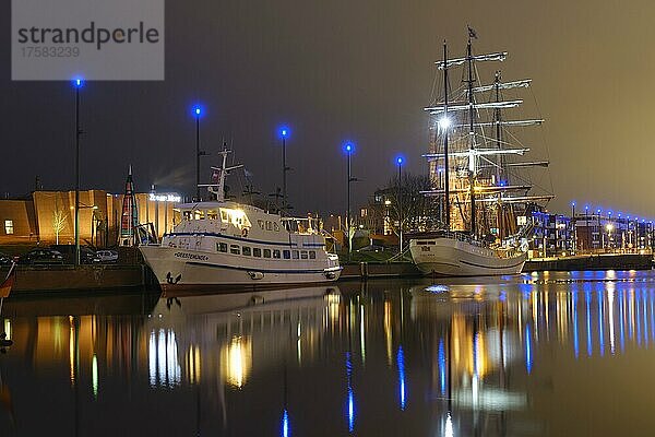 Neuer Hafen  Havenwelten  Nachtaufnahme  Spiegelung im Wasser  Bremerhaven  Bremen  Deutschland  Europa