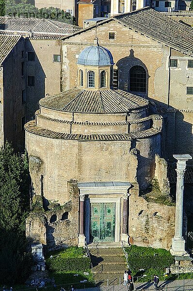 Blick auf historischer Tempel von Romulus mit originale Tür aus Bronze aus Antike  Forum Romanum  Rom  Latium  Italien  Europa