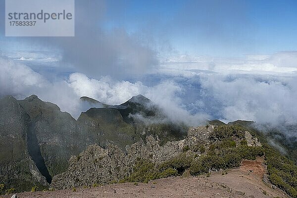 Ausblick und Wanderweg zum Gipfels des Pico Ruivo  Madeira  Portugal  Europa