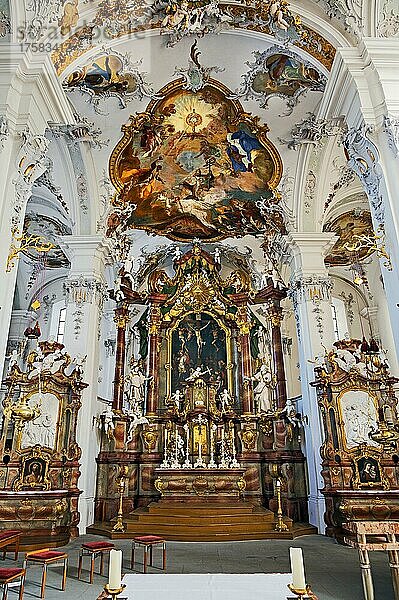 Hauptaltar mit Deckenfresken Kirche St. Georg und Jakobus  Isny  Allgäu  Bayern  Deutschland  Europa