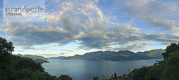 Wolkenstimmung  Panorama See und Berge  Lago Maggiore  Luino  Lombardei  Italien  Europa
