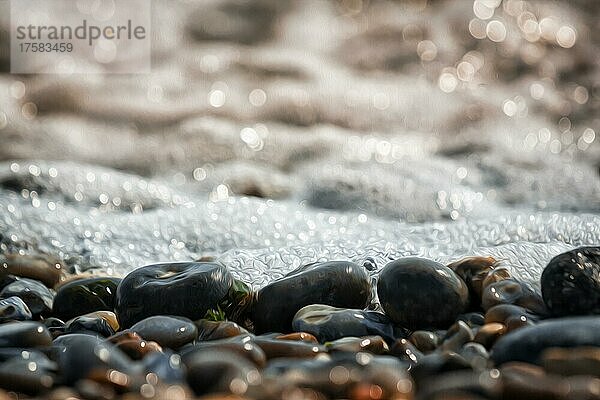 Von der Sonne beleuchtete glänzende Kieselsteine am Strand  funkelnde Lichter  Bokeh  stilisierte Ölmalerei  Insel Düne  Helgoland  Schleswig-Holstein  Deutschland  Europa