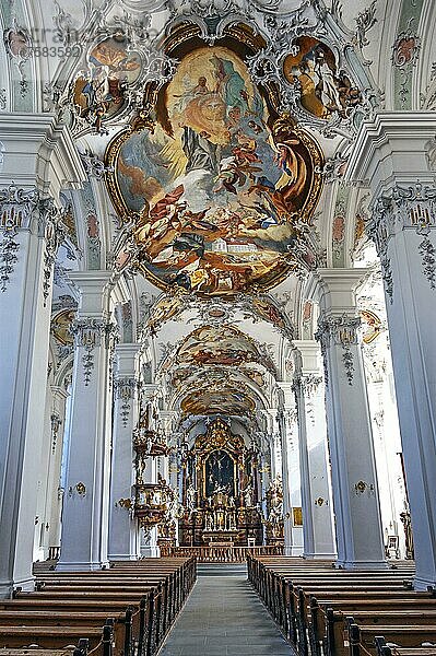 Mittelschiff mit Deckenfresken  Kirche St. Georg und Jakobus  Isny  Allgäu  Bayern  Deutschland  Europa