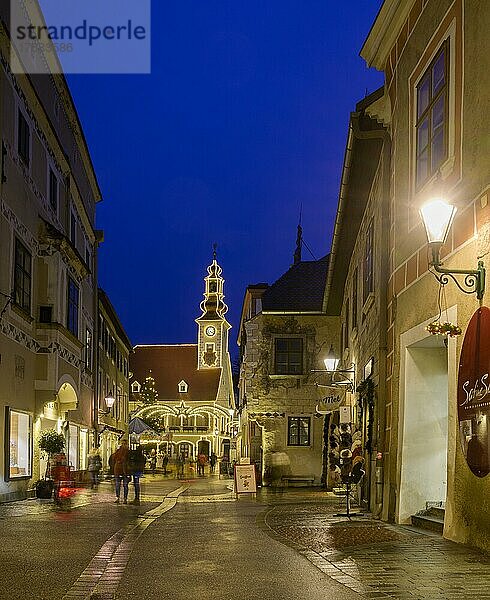Blick zum Hauptplatz mit Rathaus mit Weihnachtsbeleuchtung  Mödling  Niederösterreich  Österreich  Europa
