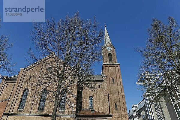 Petruskirche  evangelische Stadtkirche  Kirchturm   Uhr  Petrusplatz  Neu-Ulm  Bayern  Deutschland  Europa