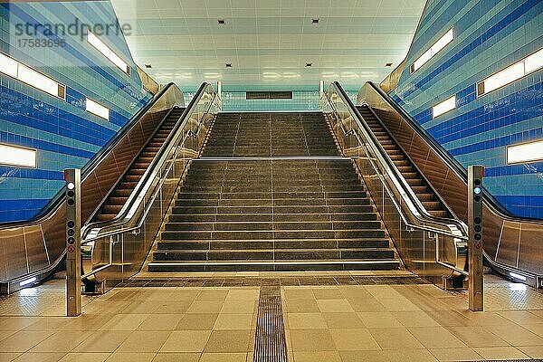 Treppe und zwei Rolltreppen  U-Bahnstation Überseequartier  Hamburg  Deutschland  Europa