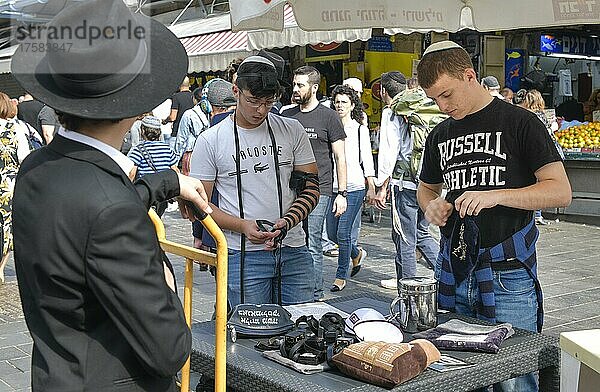Infostand von orthodoxen Juden mit Tefillin  Mahane Yehuda Markt  Jerusalem  Israel  Asien