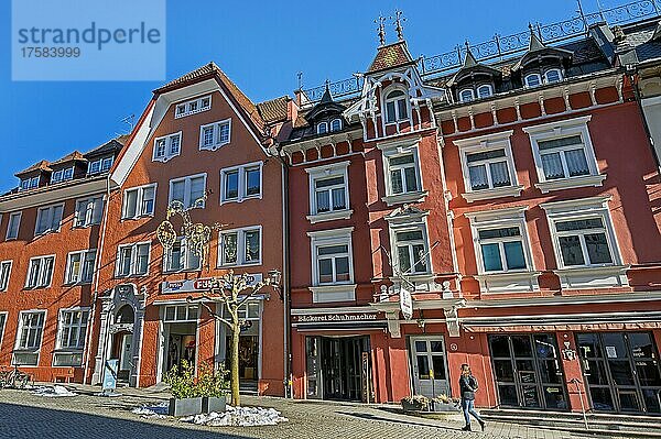 Klassizistische rote Fassade  Fußgängerzone  Isny  Allgäu  Bayern  Deutschland  Europa